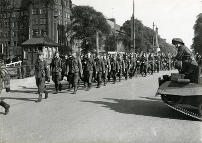 97654 Afbeelding van de aftocht van de Duitse militairen, op de Catharijnesingel te Utrecht, ter hoogte van het ...